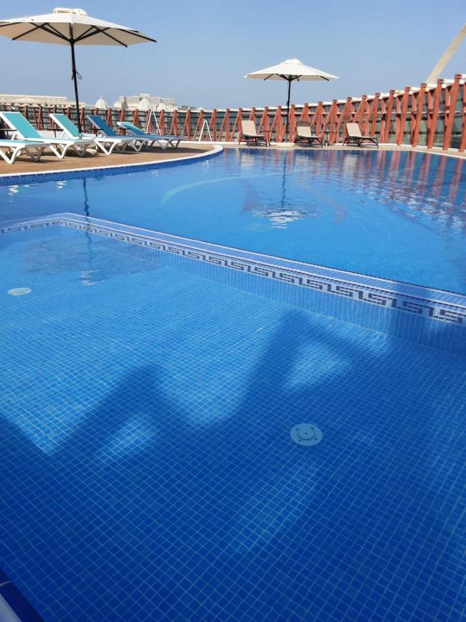 Cielo Hotel Lusail Qatar Buitenkant foto Swimming pool with blue mosaic tiles