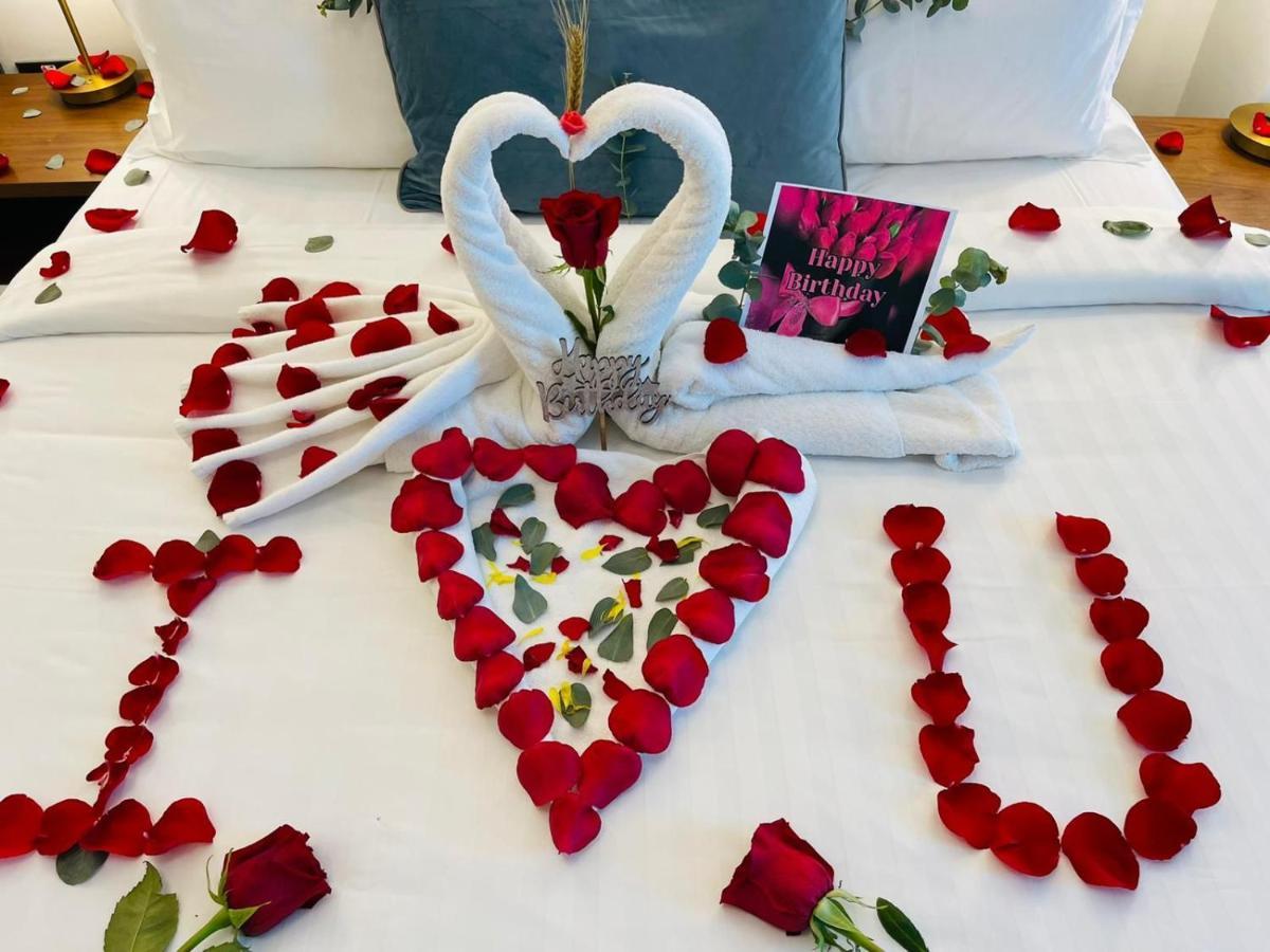 Cielo Hotel Lusail Qatar Buitenkant foto A bed decorated for a romantic night
