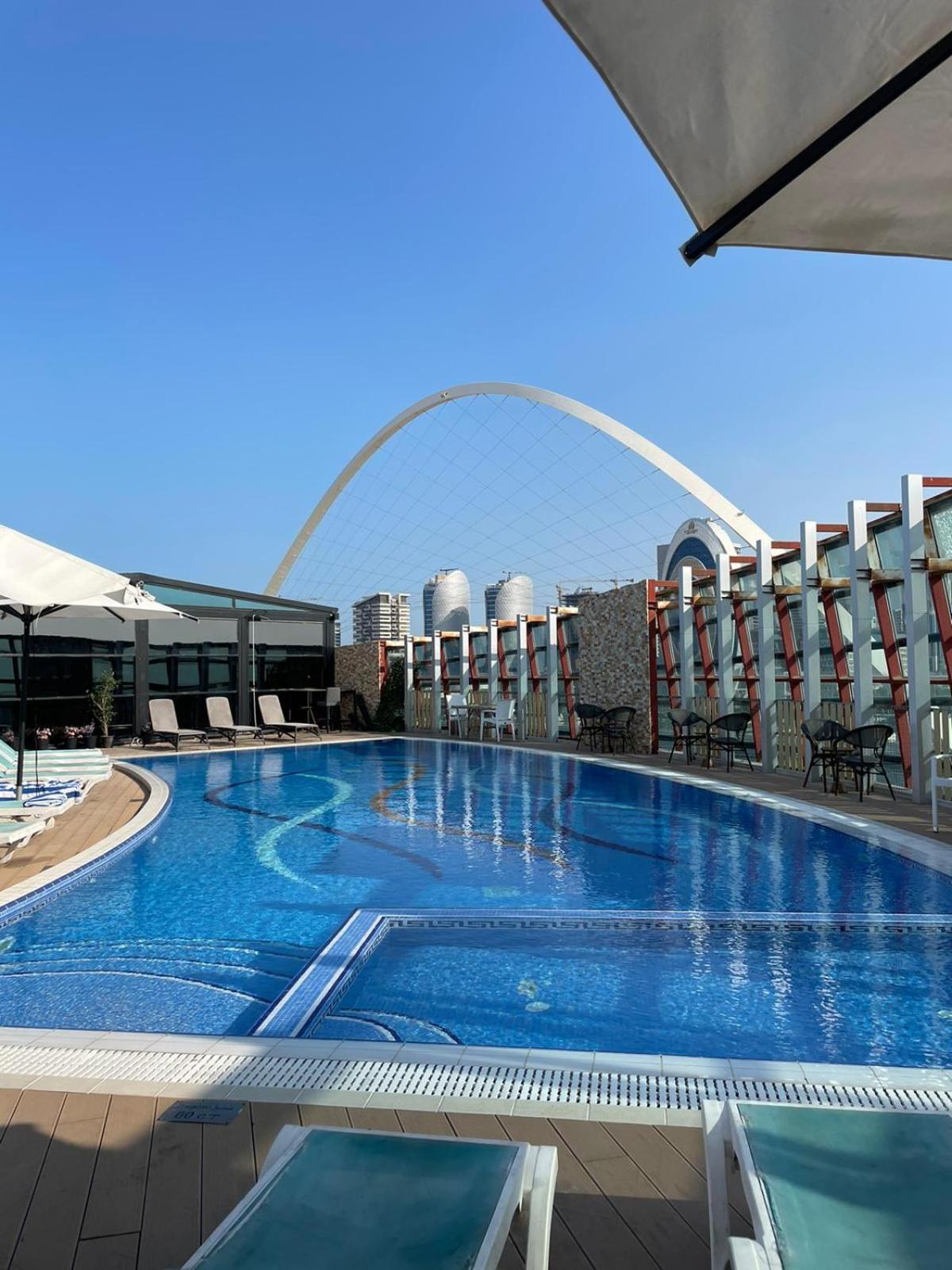 Cielo Hotel Lusail Qatar Buitenkant foto The pool at the top of the hotel